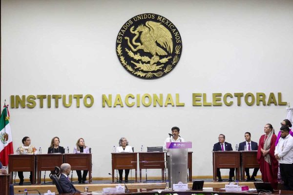 INE entrega constancias ministros Corte