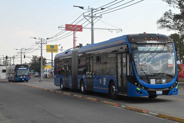 Incompleto y fuera de su carril, Trolebús maniobra entre mototaxis y camiones para llegar a Chalco