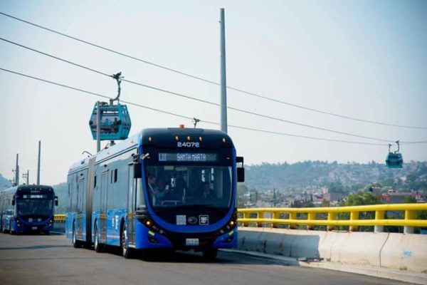 Incompleto y fuera de su carril, Trolebús maniobra entre mototaxis y camiones para llegar a Chalco