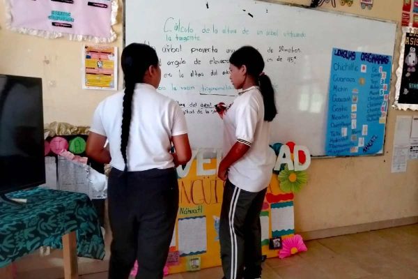 Jaqui y la maestra practicante Claudia Natividad Cerón en el salón de clases el 10 de junio pasado.