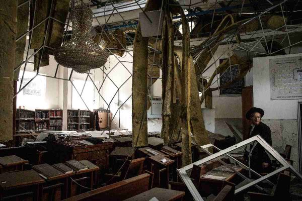 Judío ultraortodoxo revisa los daños al interior de una sinagogo tras una ataque