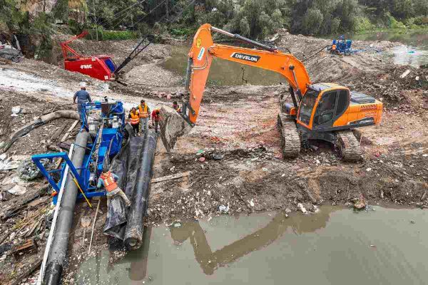 Limpieza de la presa Los Cuartos tras la inundación en Naucalpan, Edomex