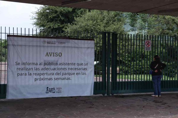 Lona al exterior del Parque Bicentenario señalando que está cerrado