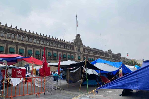 Plantón de la CNTE frente a Palacio Nacional