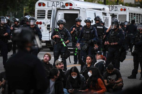 Policía de Los Ángeles detiene a manifestantes que protestan contra las redadas migratorias