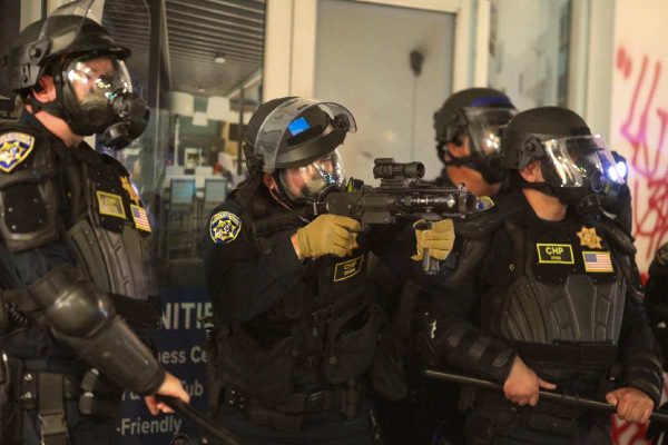 Policía se prepara para disparar un arma no letal en Los Ángeles contra manifestantes