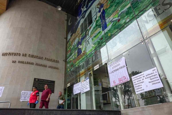 Por falta de material, peritos y médicos forenses acumulan cadáveres sin identificar en CDMX