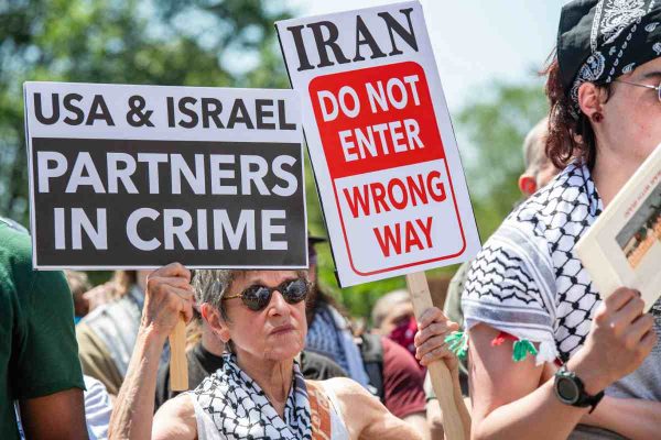 Protesta por ataques de EU a Irán por conflicto con Israel