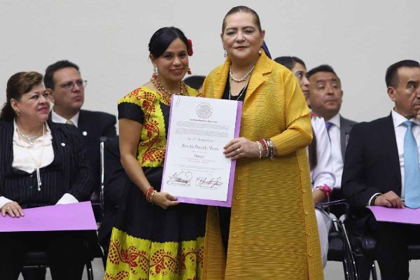 Roselia Bustillo Marín recibió su constancia como magistrada regional del Tribunal Electoral del Poder Judicial de Veracruz.