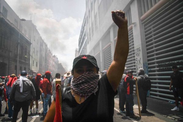 SNTE denunciará a CNTE por incendio en su sede; Segob dice a maestros que violencia retrasa acuerdos