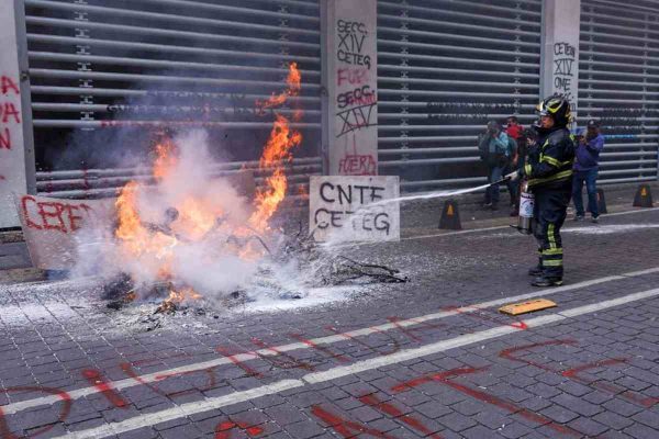 SNTE denunciará a CNTE por incendio en su sede; Segob dice a maestros que violencia retrasa acuerdos