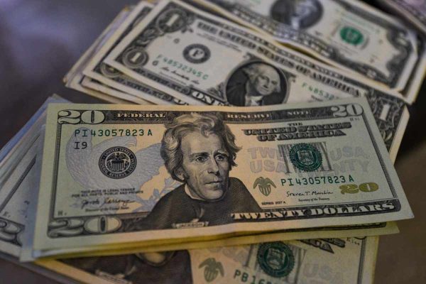 Senado de EU reduce impuesto a remesas del 3.5% al 1%; recaudación irá a plan de seguridad