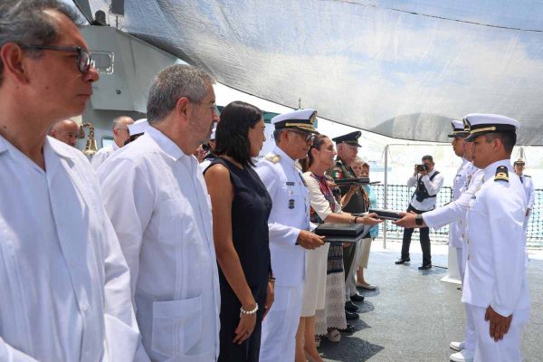 Sheinbaum homenajea cadetes, América Yamileth y Adal Jair, víctimas de accidente de Buque Cuauhtémoc