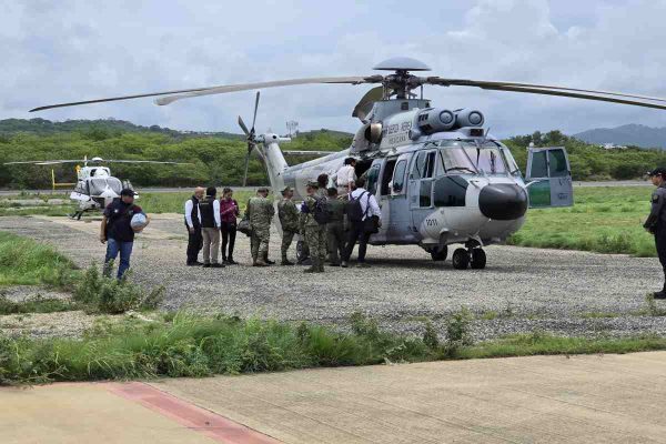 Sheinbaum recorre zonas de Oaxaca dañadas por huracán Erick; Conagua prevé lluvias y vientos