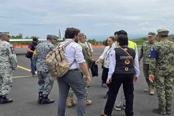 Sheinbaum recorre zonas de Oaxaca dañadas por huracán Erick; Conagua prevé lluvias y vientos
