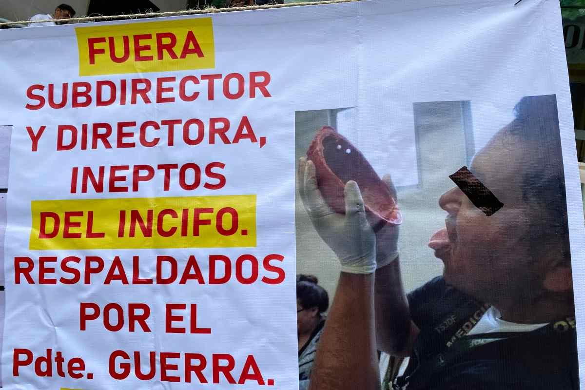 Trabajadores del INCIFO protestan por falta de insumos para identificación de cuerpos