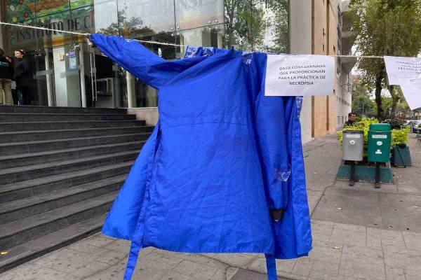 Trabajadores del INCIFO protestan por falta de insumos para identificación de cuerpos