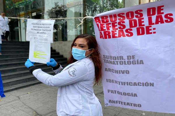 Trabajadores del INCIFO protestan por falta de insumos para identificación de cuerpos