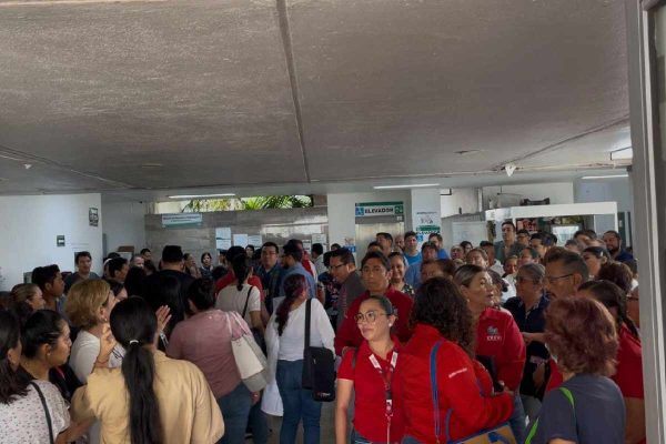 Trabajadores y pacientes del IMSS en Chetumal, Quintana Roo, denuncian abandono; van dos días de protestas