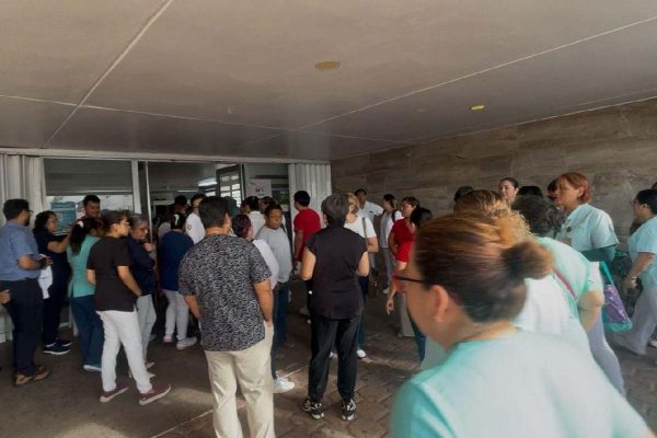 Trabajadores y pacientes del IMSS en Chetumal, Quintana Roo, denuncian abandono; van dos días de protestas