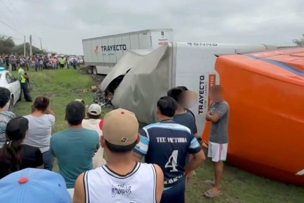 Tráiler de cerveza vuelca en Tamaulipas y pobladores lo saquean en presencia de la Guardia Nacional