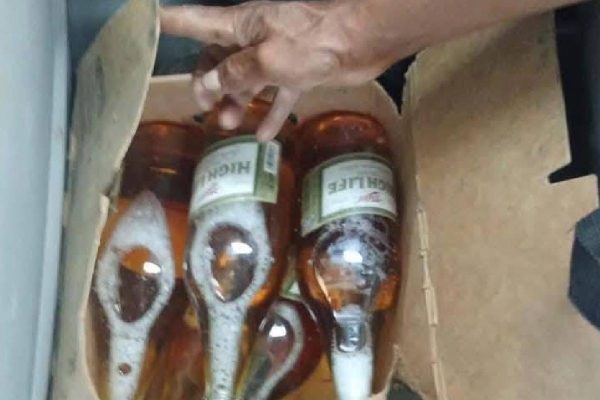 Tráiler de cerveza vuelca en Tamaulipas y pobladores lo saquean en presencia de la Guardia Nacional