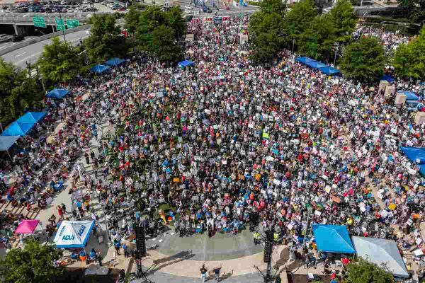 Trump encabeza desfile militar entre protestas contra redadas migrantes y asesinato de congresista