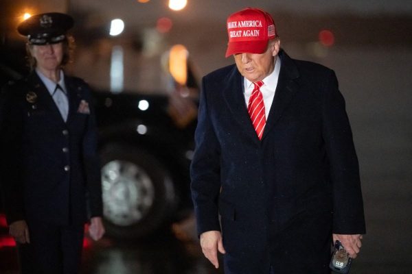 Trump firma decreto para aumentar aranceles del 50% a aluminio y acero; entra en vigor mañana