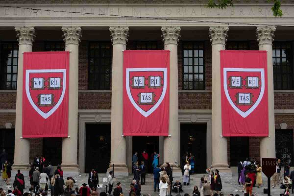 Trump prohíbe visas para nuevos estudiantes extranjeros de Harvard