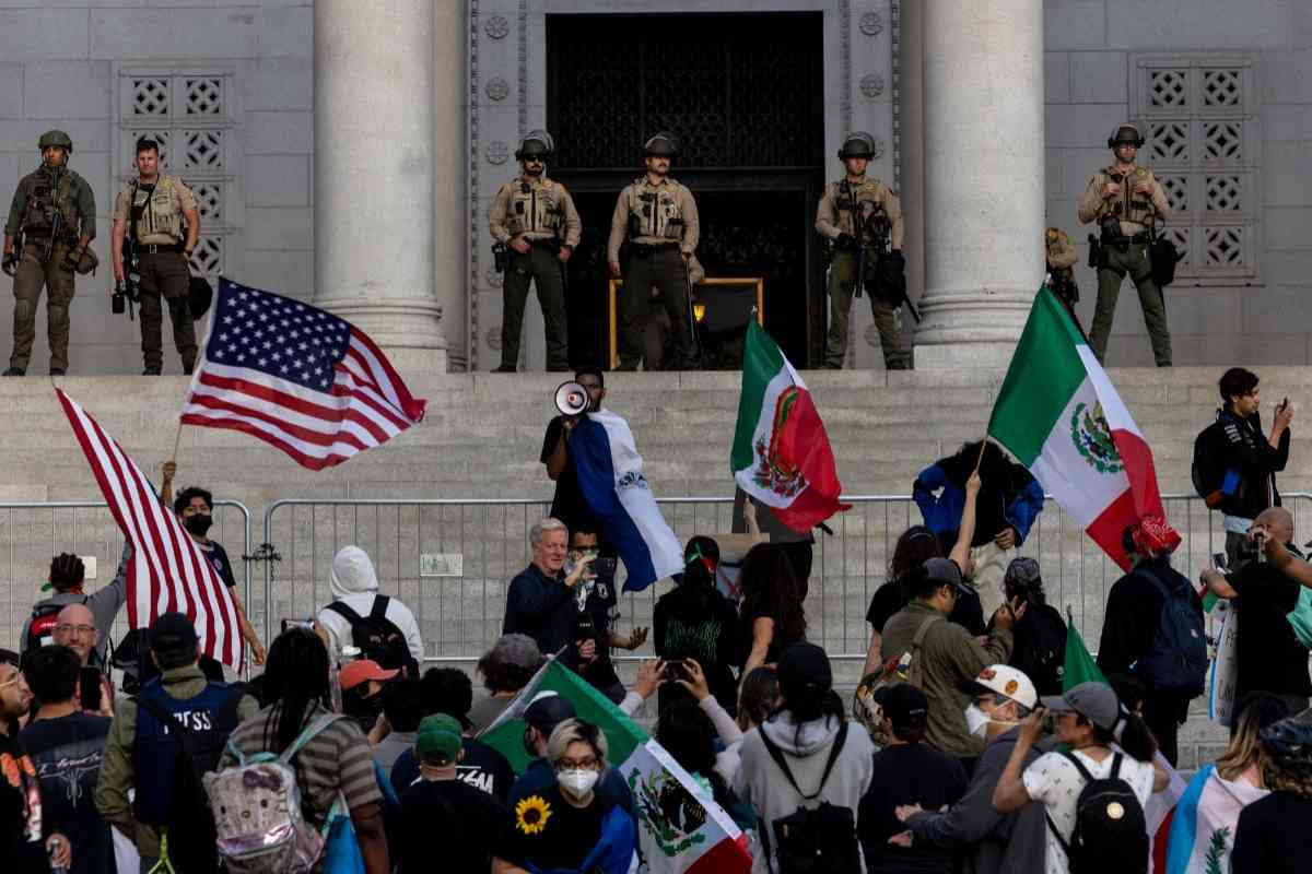 Trump suspende redadas contra migrantes en granjas, hoteles y restaurantes, reporta NYT