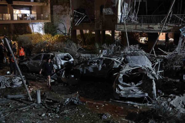 Zona donde se estrelló un misil disparado por Irán en Ramat Gan cerca de Tel Aviv, Israel