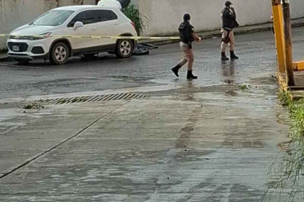 Abandonan camioneta con segmentos humanos y mensaje con amenazas en Cerro Azul, Veracruz