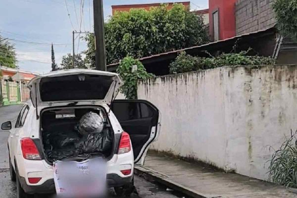 Abandonan camioneta con segmentos humanos y mensaje con amenazas en Cerro Azul, Veracruz