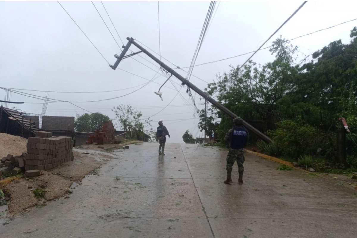 9 municipios de Oaxaca y 3 de Guerrero, con las mayores afectaciones por el paso de Erick; un niño falleció