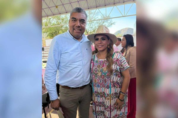 alcalde de Metlatónoc, Guerrero, Isaías Rojas Ramírez, con la gobernadora, Evelyn Salgado
