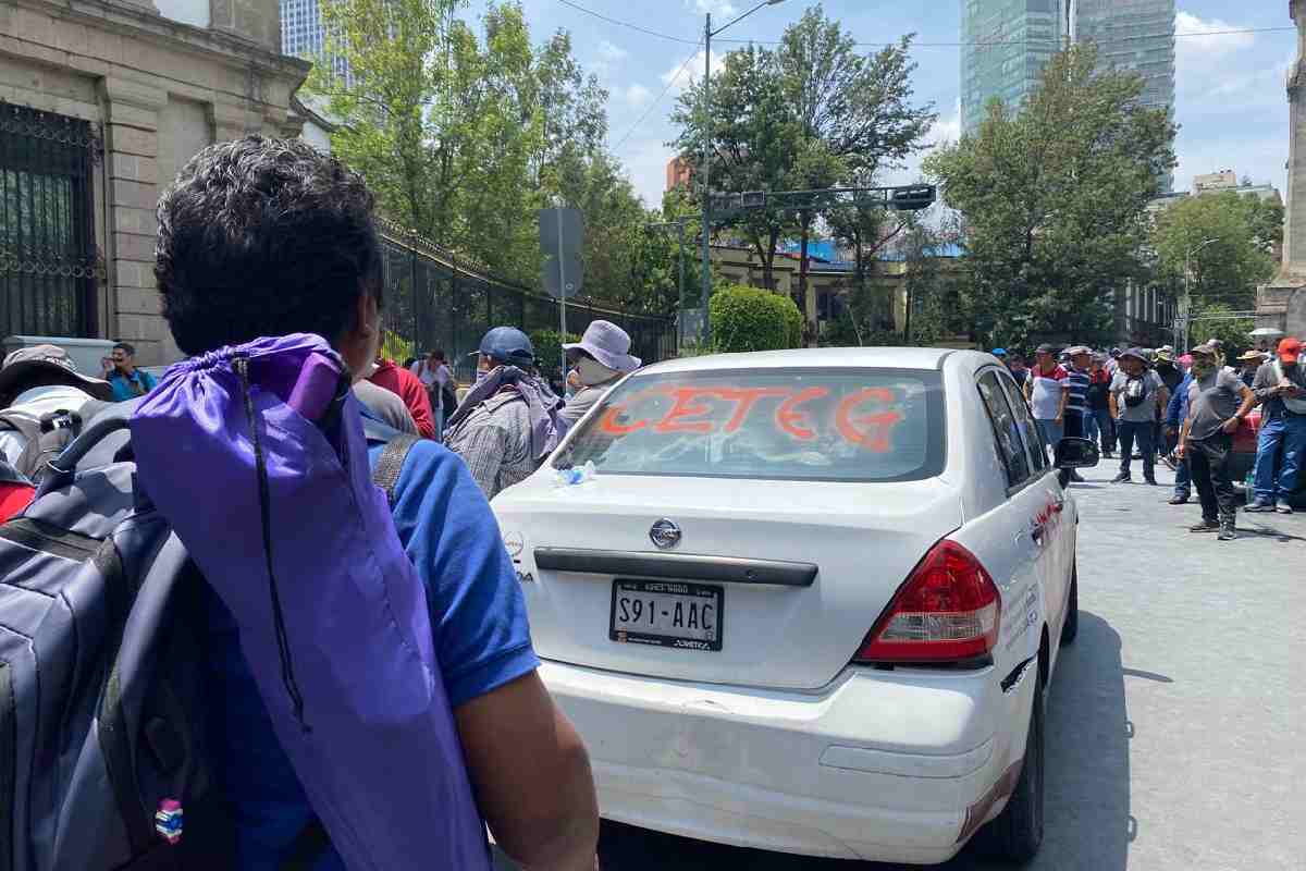 En medio de negociaciones de la CNTE con autoridades se registran disturbios frente a Gobernación
