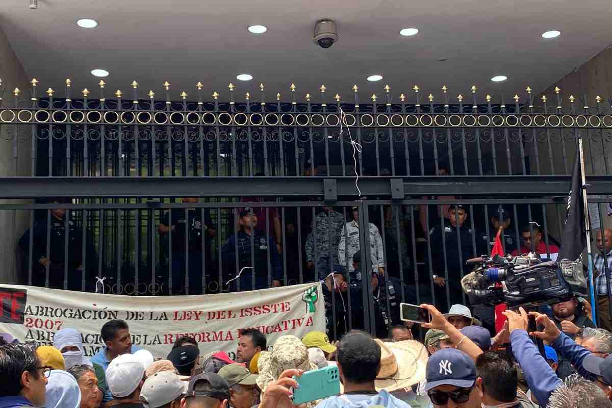 En medio de negociaciones de la CNTE con autoridades se registran disturbios frente a Gobernación