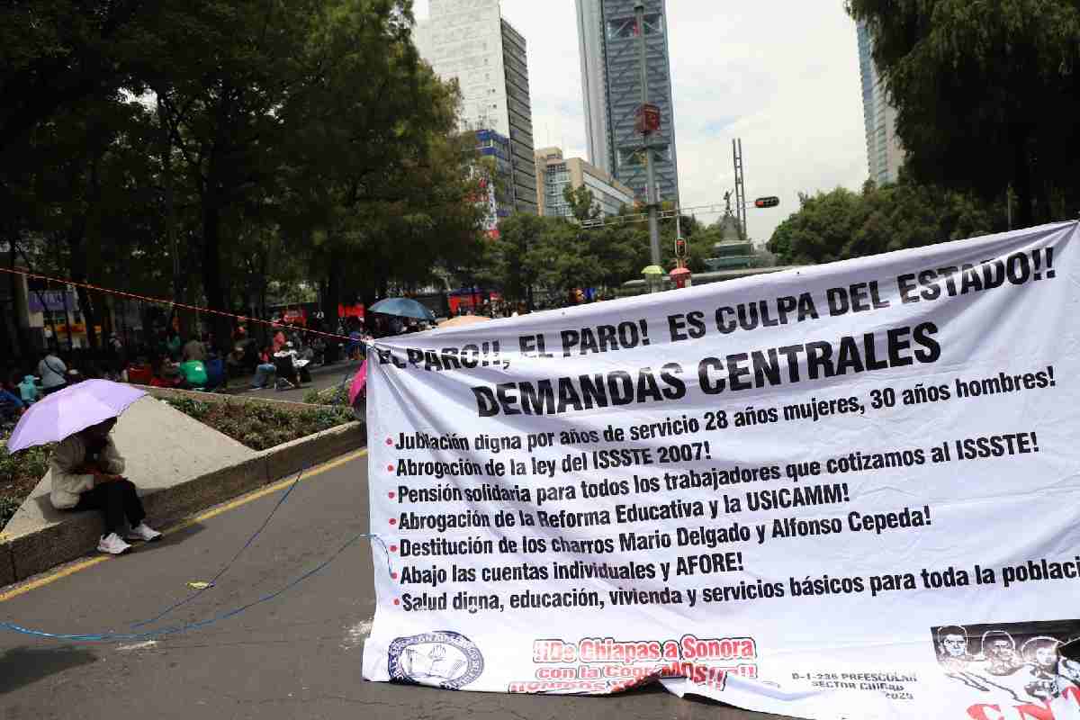 CNTE protesta en Gobernación previo a reunión; Sheinbaum descarta represión contra el movimiento
