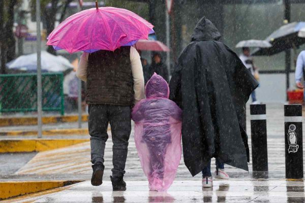 Se forma tormenta tropical Flossie en el Pacífico y Barry en el Atlántico; prevén fuertes lluvias en 8 estados