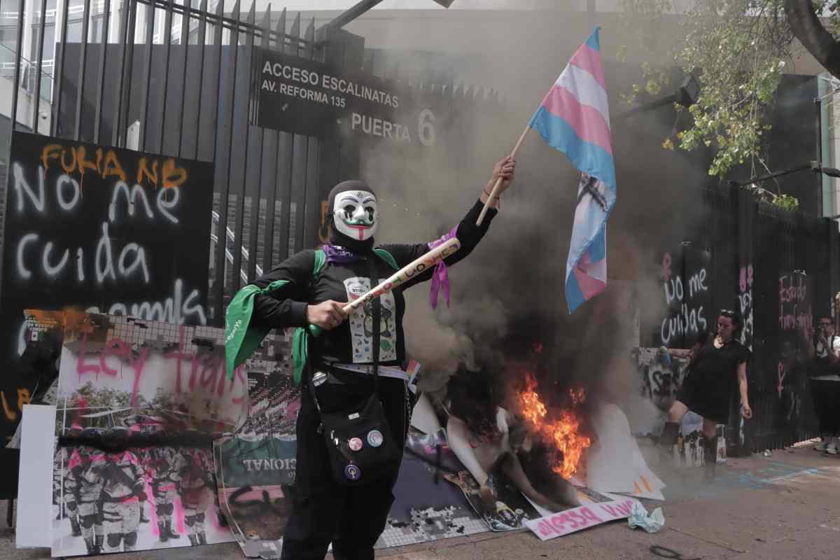 Marcha de la población LGBTI personas con bandera trans