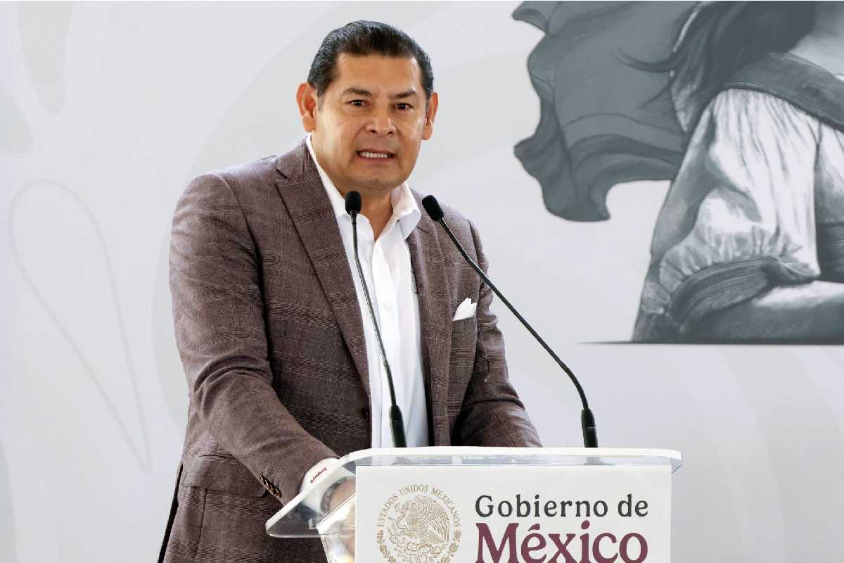 Sheinbaum defiende a gobernadores de Puebla y Campeche ante críticas sobre censura