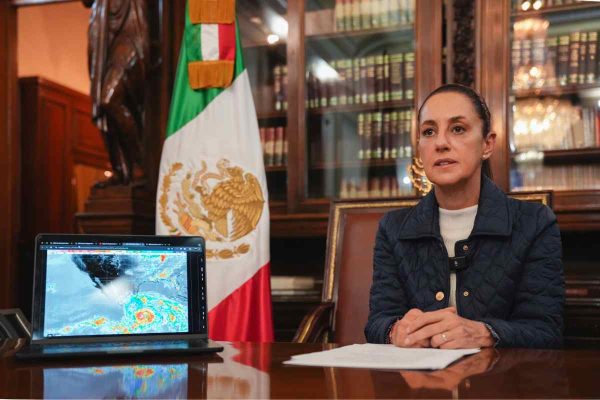 Sheinbaum llama a la población a resguardarse por huracán Erick
