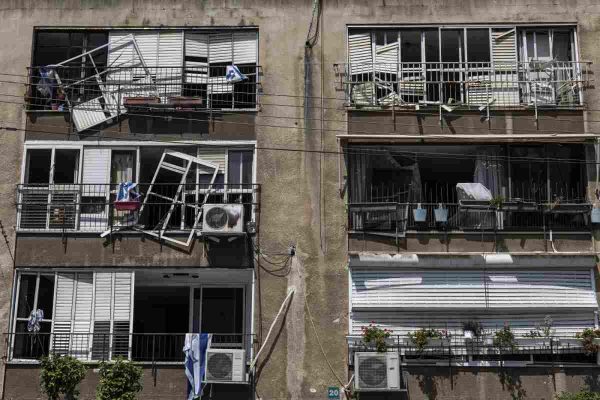 Edificio en Tel Aviv, Israel, con daños por los misiles de Irán. Foto: AFP