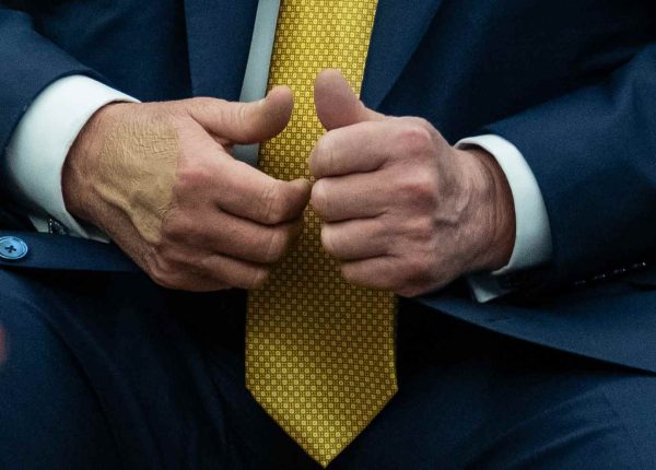 En eventos recientes, periodistas captaron que las manos de Trump fueron parcialmente cubiertas por maquillaje. Foto: Andrew Caballero-Reynolds / AFP (22 de julio de 2025)