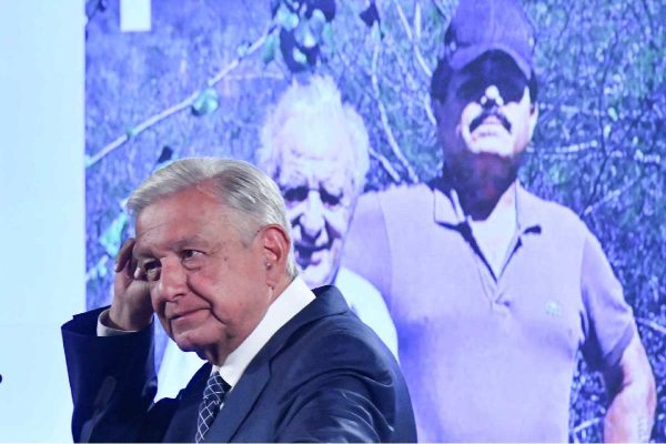 AMLO con foto de Ismael El Mayo Zambada