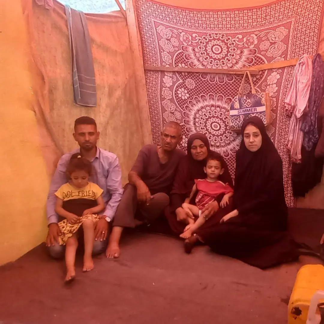 Abedallh, Massa, Suhail, Ilham, Waseen y Maha en su actual tienda de campaña.