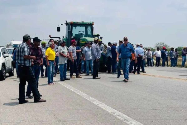 Agricultores de Tamaulipas bloquean el Puente Reynosa-Pharr; exigen apoyos para el precio del sorgo