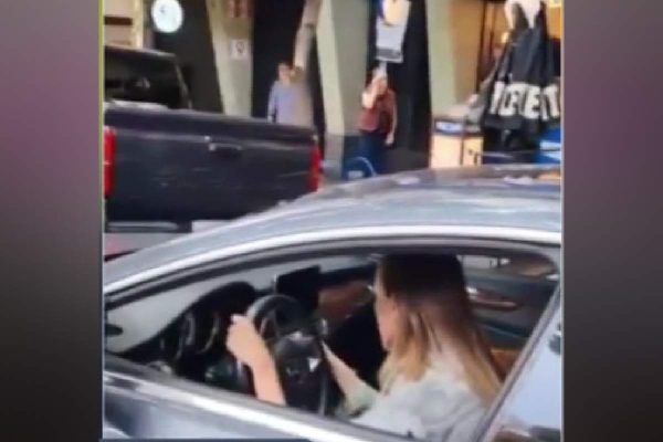 Aplazan audiencia de Ximena "N" por discriminación a policía; es agredida al salir de Juicios Orales
