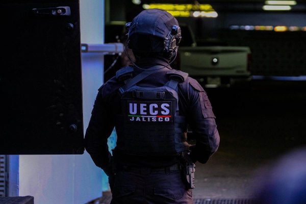 Autoridades de Jalisco resguardan el lugar donde asesinaron a una familia