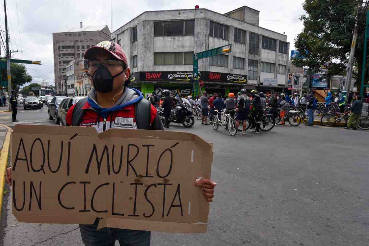 Bicicleta blanca ciclista atropellado